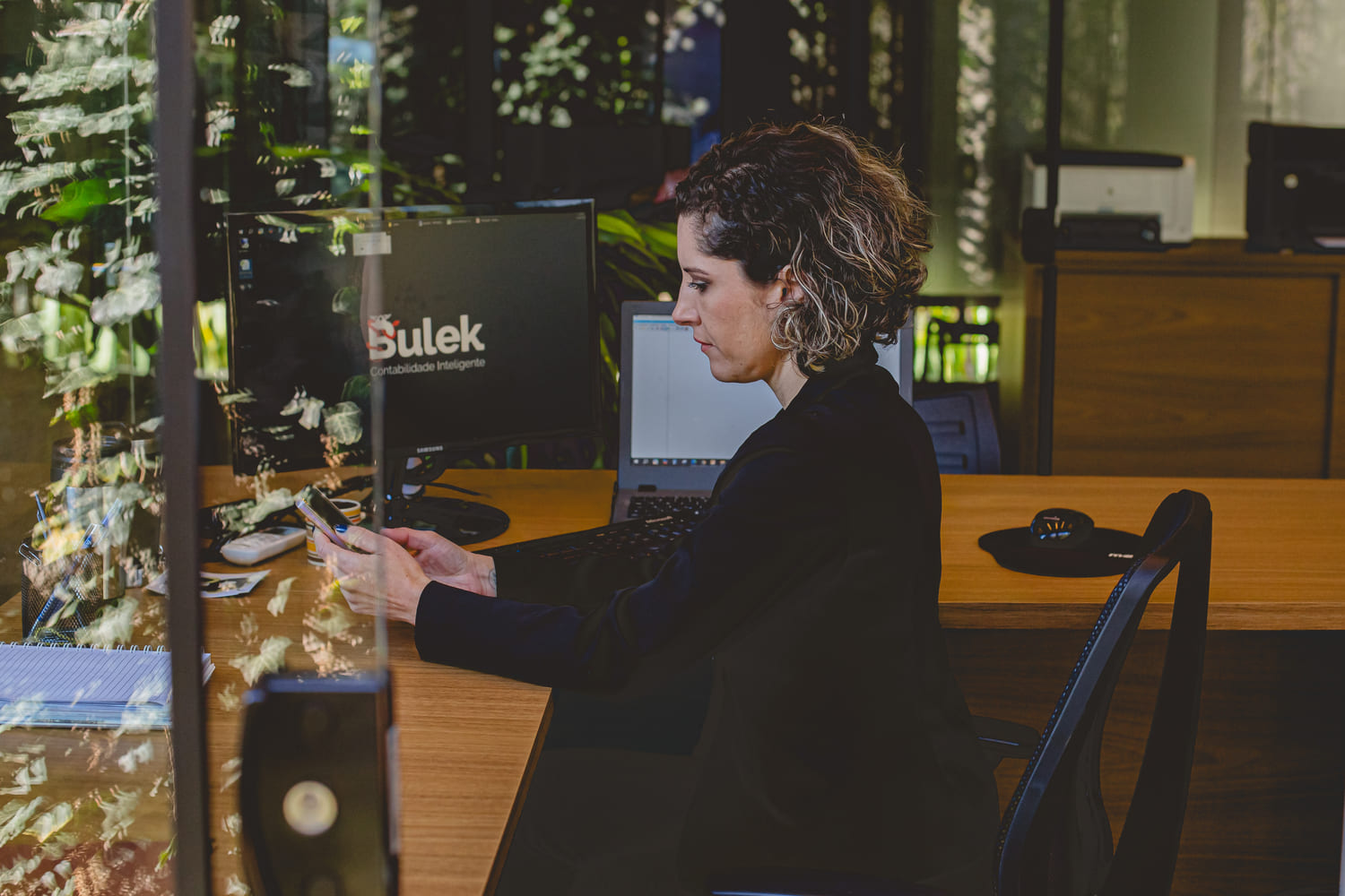 Bulek Contabilidade | Mulher trabalhando no computador